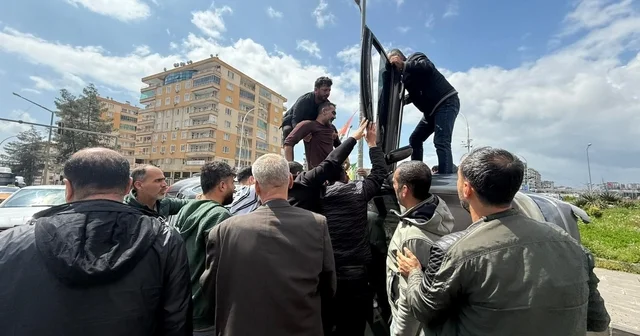 Otomobilin kaldırıma çarpıp yan yatması araç kamerasına yansıdı Diyarbakır Haberleri