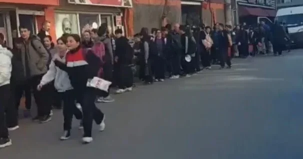 Saldırıların ardından okul önünde metrelerce arama kuyruğu!