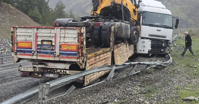 Kaza yapan tırı taşıyordu: O tır da kaza yaptı Elazığ Haberleri