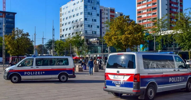 Kavşakta kontrolden çıktı: Otobüs süpermarkete girince ortalık savaş alanına döndü