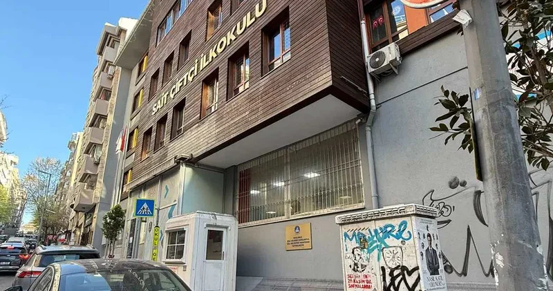 İlkokul önünde skandal afiş: Velilerden tepki yağdı!