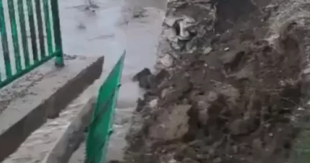 Hakkari de sağanak yağış nedeniyle istinat duvarı çöktü VİDEO İZLE