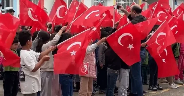 Şanlıurfa’da öğrenciler okula bayrak ve çiçeklerle gitti VİDEO İZLE
