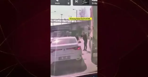 Trafikte tekme yumruk kavga ettiler, o anlar araç kamerasına yansıdı