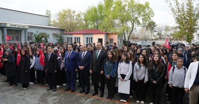 Iğdır da haftanın ilk eğitim gününde protokol öğrencilerle buluştu Iğdır Haberleri