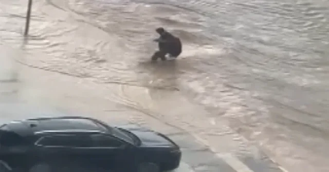 Mardin de şehir merkezi göle döndü: Sel suları okulu ve iş yerlerini bastı VİDEO İZLE