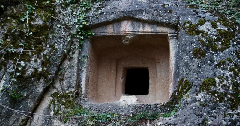 Tikenlice Kaya Mezarları ziyaretçilerin ilgisini çekiyor