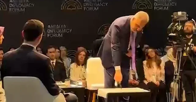 Bakan Fidan gençlerin sorusunu çantasından çıkardığı haritayla cevapladı VİDEO İZLE