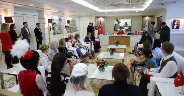 Başkan Vekili Büşra Özdemir dünya çocuklarını ağırladı Özdemir: Antalya nın kapıları dünya çocuklarına açık Antalya Haberleri