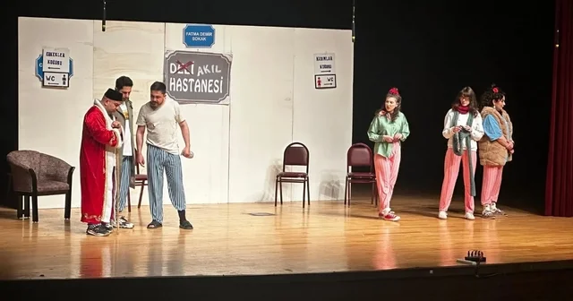 Kütahya da Keçileri Kaçırıyorum oyunu tiyatroseverlerle buluştu Kütahya Haberleri