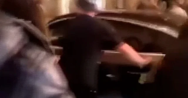 Londra’da araç sürücüsü yayaların arasına daldı VİDEO İZLE