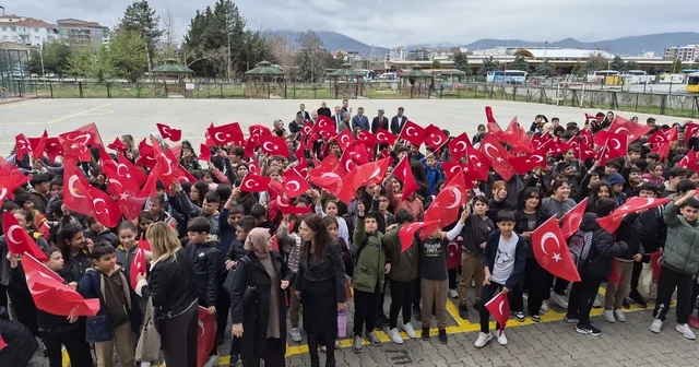 Malatya da öğrenciler Türk bayrağı, öğretmenler karanfil ile karşılandı Malatya Haberleri