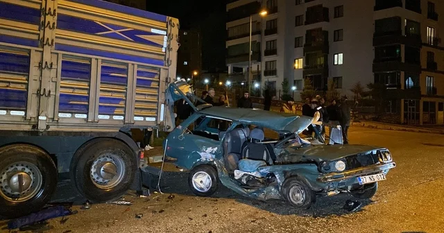 Kazaya karışan otomobil, park halindeki tıra çarptı: 1 ağır 4 yaralı Elazığ Haberleri