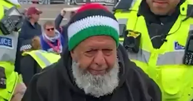 İngiliz polisi Filistin gösterilerine katılan yaşlı adamı gözaltına aldı VİDEO İZLE