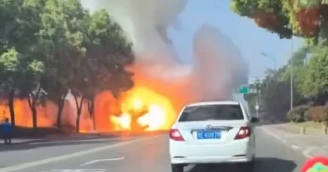Çin’de seyir halindeki kamyon alev aldı: Peş peşe patlamalar kamerada VİDEO İZLE