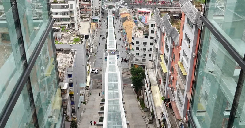 80 katlı bina yüksekliğindeki dev yürüyen merdiven hizmete açıldı Sözcü Gazetesi