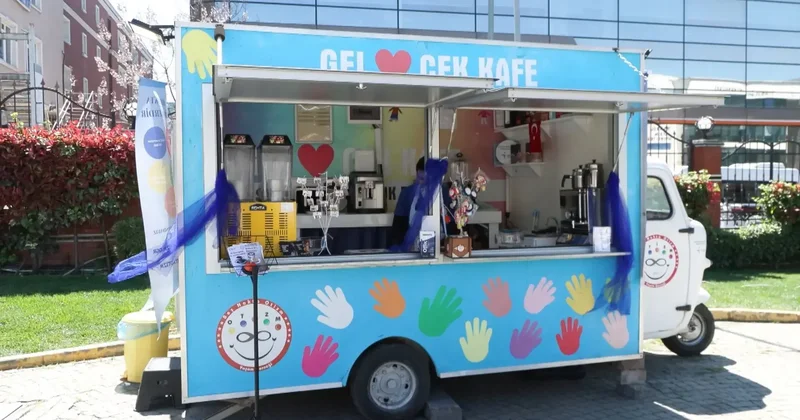 ‘Gel Çek Kafe’ projesi otizmli bireyleri kampüste öğrencilerle buluşturdu