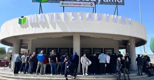 Bursaspor kombinelerine büyük ilgi, taraftar saatlerce kuyrukta bekledi Bursa Haberleri