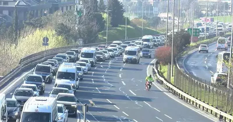 İstanbul da haftanın ilk iş gününde trafik yoğunluğu