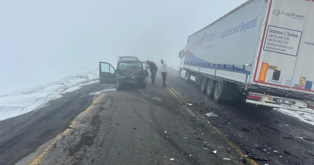 Artvin Ardahan yolunda hafif ticari araç ile TIR ın çarpıştığı kaza kamerada: 2 yaralı Artvin Haberleri