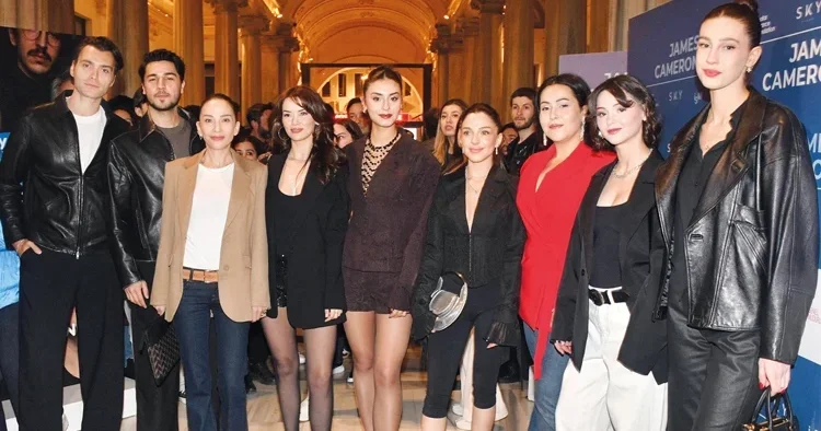 Sultana ilk kez seyirciyle buluştu