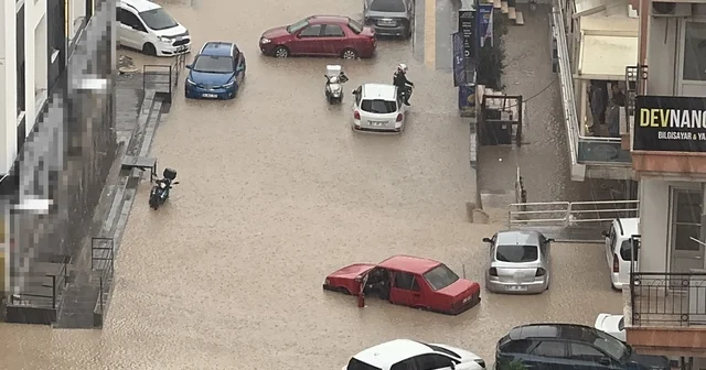 Yağmurda mahsur kalan motosikletli çareyi otomobilin üzerine çıkmakta buldu Mardin Haberleri