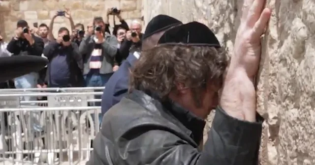 Halkına kör Siyonizme siper: Arjantinliler eşek etine muhtaçken Devlet Başkanı Milei Ağlama Duvarı nda gözyaşı döktü VİDEO İZLE