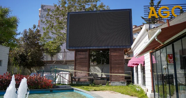 Parktaki LED ekranın ayağında erkek cesedi bulundu Antalya Haberleri