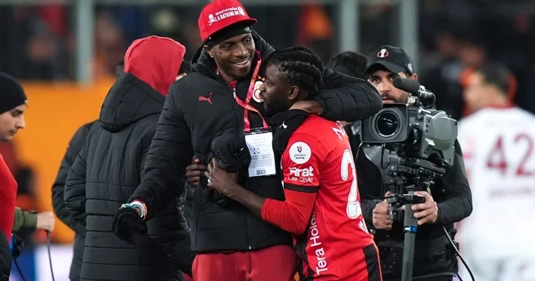 Victor Osimhen e takım arkadaşından övgüler: Her şeyi yapar