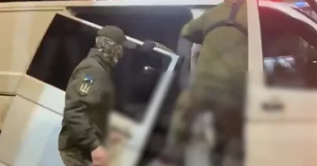 Ukrayna da zorla silah altına alma görüntüleri komedi filmini aratmadı VİDEO İZLE