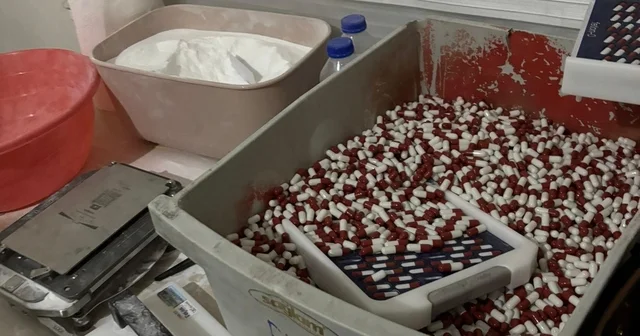 Mersin de sentetik ecza imalathanesine operasyon: Binlerce hap ele geçirildi, 2 tutuklama Mersin Haberleri