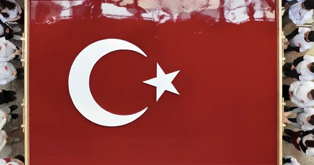 Geleneksel yöntemlerle dev Türk bayrağı yapıldı Kocaeli Haberleri