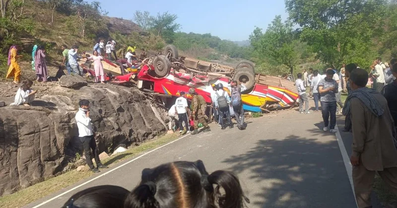 Cammu Keşmir de yolcu otobüsünün uçuruma yuvarlanması sonucu 15 kişi öldü