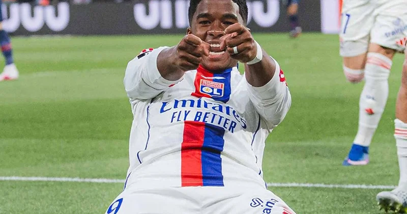 Lyon dan PSG ye şampiyonluk yolunda çelme