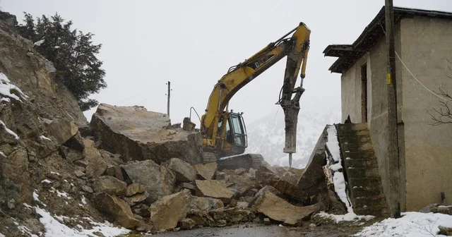 Gümüşhane de dağdan kopan dev kayalar ahıra düştü, 3 ev boşaltıldı Gümüşhane Haberleri