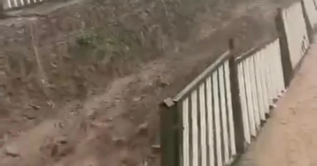 Şırnak ta sel felaketinde silahla uyarı yapıldı Güvenlik korucusu vatandaşları havaya ateş açarak sel felaketine karşı uyardı Şırnak Haberleri