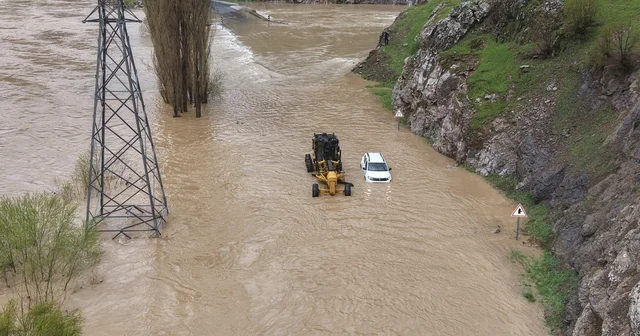 Derenin taşması sonucu su altında kalan Şemdinli Derecik kara yolu dronla görüntülendi Hakkari Haberleri