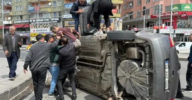 Dalgınlığı faciaya yol açıyordu: Diyarbakır da akılalmaz kaza anı kamerada VİDEO İZLE