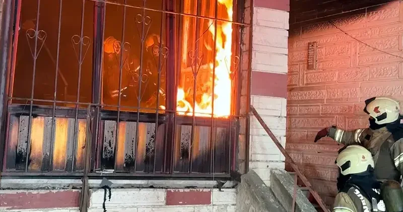 Avcılar da 4 katlı binada yangın; mahsur kalan 20 kişi kurtarıldı