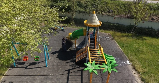 Çayırova da parkların oyun grupları yıkanıyor Kocaeli Haberleri