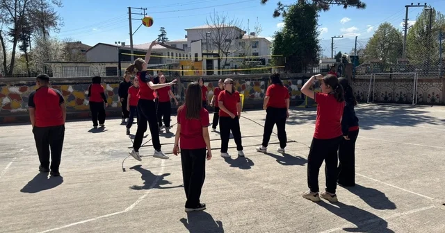 Spor branşlarını deneyimleyerek tanıyorlar Hareket okulumda projesi tüm hızıyla devam ediyor Düzce Haberleri