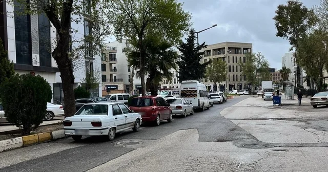 Refüj dibine park edilen araçlar pes dedirtiyor Adıyaman Haberleri