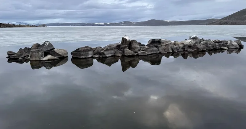 Üzerinde atlı kızakla geziliyordu: Çıldır Gölü nde buzlar eriyor