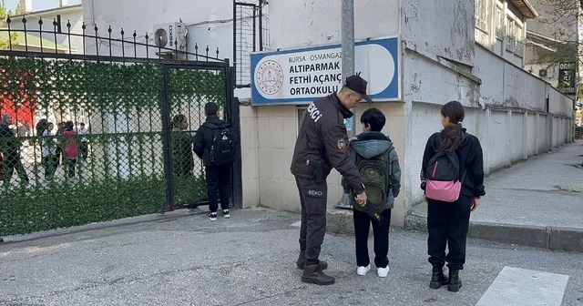Bursa da okullar daha güvenli...Her okula bekçi ve polis görevlendirildi Gece bekçilerinin çalışma saatleri gündüze göre ayarlandı, 750 bekçi ve polis okullarda göreve başladı Bursa Haberleri