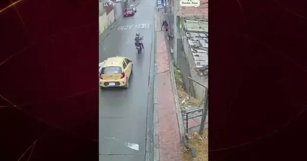 Arabadan fırlayan teker kadını hayattan kopardı! Feci ölüm kameralara yansıdı...