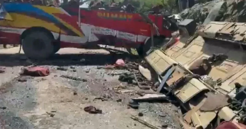 Cammu Keşmir de Otobüs Kazası: 21 Ölü