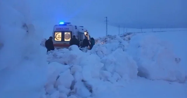 Ağrı da nisan karı yolu kapattı: Hasta kurtarmaya giden ambulansa ekipler yetişti Ağrı Haberleri
