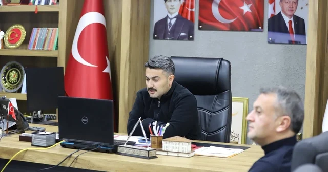 Sivas ta okullarda alınan tedbirler masaya yatırıldı Sivas ta eğitim ortamlarının daha güvenli hale getirilmesine yönelik alınan ve alınması planlanan önlemler, okul güvenlik tedbirleri toplantısında masaya yatırıldı Sivas Haberleri