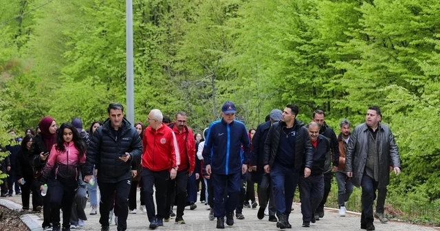 Başkan Özlü, gençlerle doğa yürüyüşü yaptı Gençlere Başkan Özlü den altın tavsiyeler Düzce Haberleri