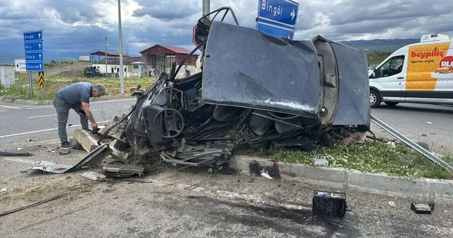 Bingöl de hayvan yüklü kamyon otomobillere çaptı: 1 i ağır 2 yaralı Bingöl Haberleri